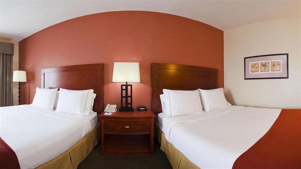 Holiday Inn Express Hotel & Suites Bedford By Ihg Bagian luar foto