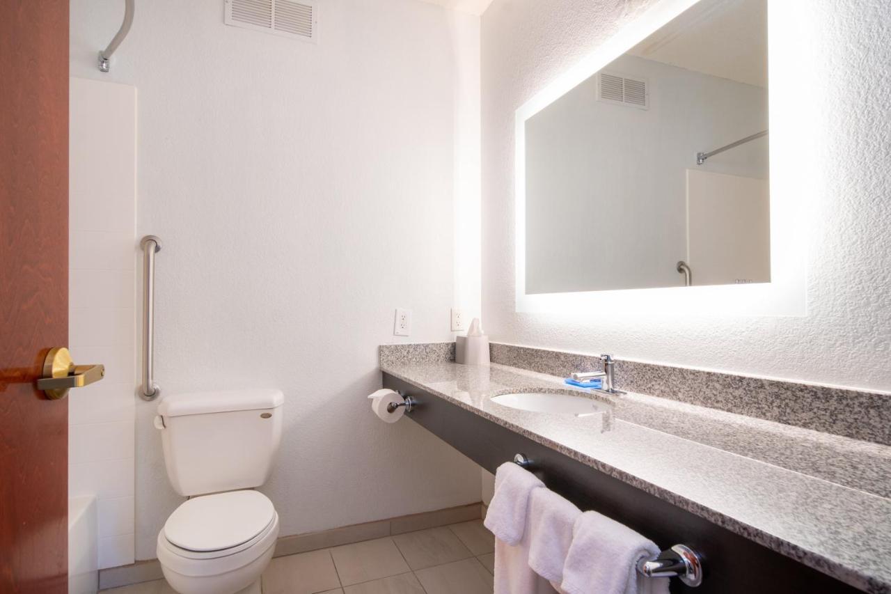 Holiday Inn Express Hotel & Suites Bedford By Ihg Bagian luar foto