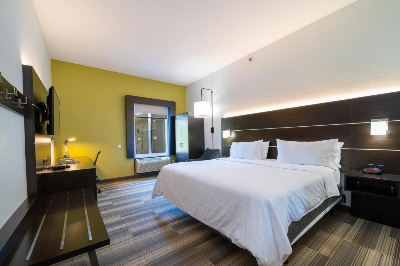 Holiday Inn Express Hotel & Suites Bedford By Ihg Bagian luar foto