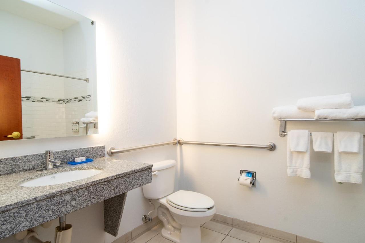 Holiday Inn Express Hotel & Suites Bedford By Ihg Bagian luar foto