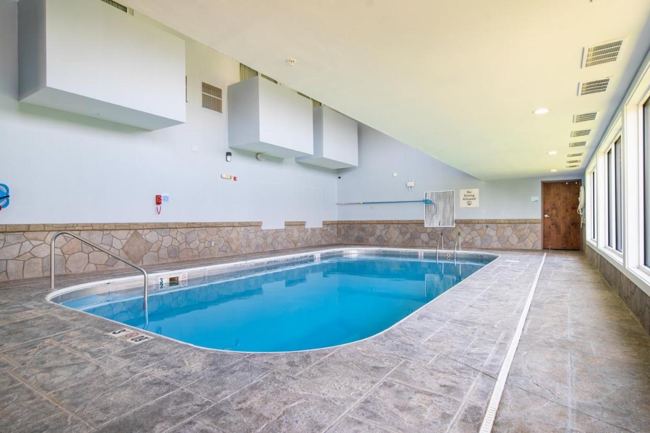 Holiday Inn Express Hotel & Suites Bedford By Ihg Bagian luar foto