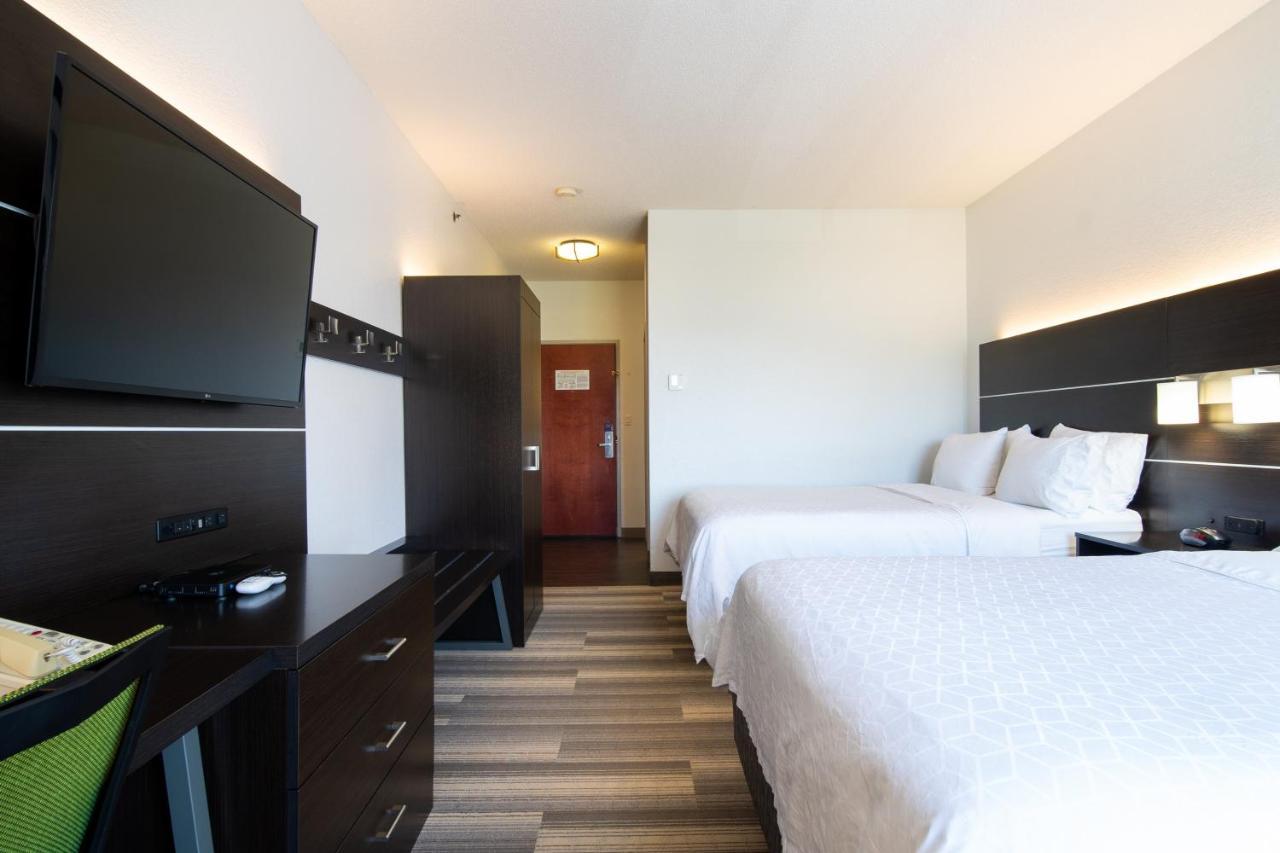 Holiday Inn Express Hotel & Suites Bedford By Ihg Bagian luar foto