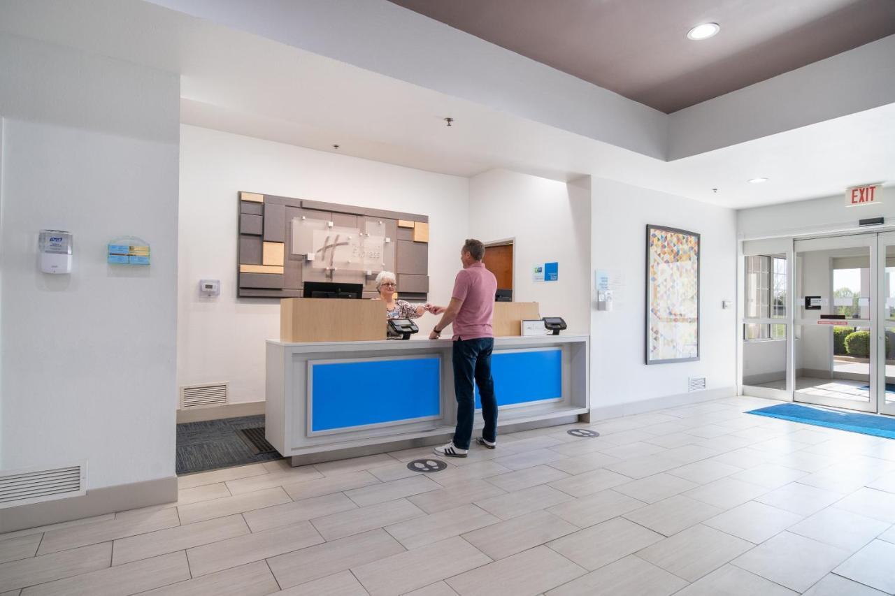 Holiday Inn Express Hotel & Suites Bedford By Ihg Bagian luar foto