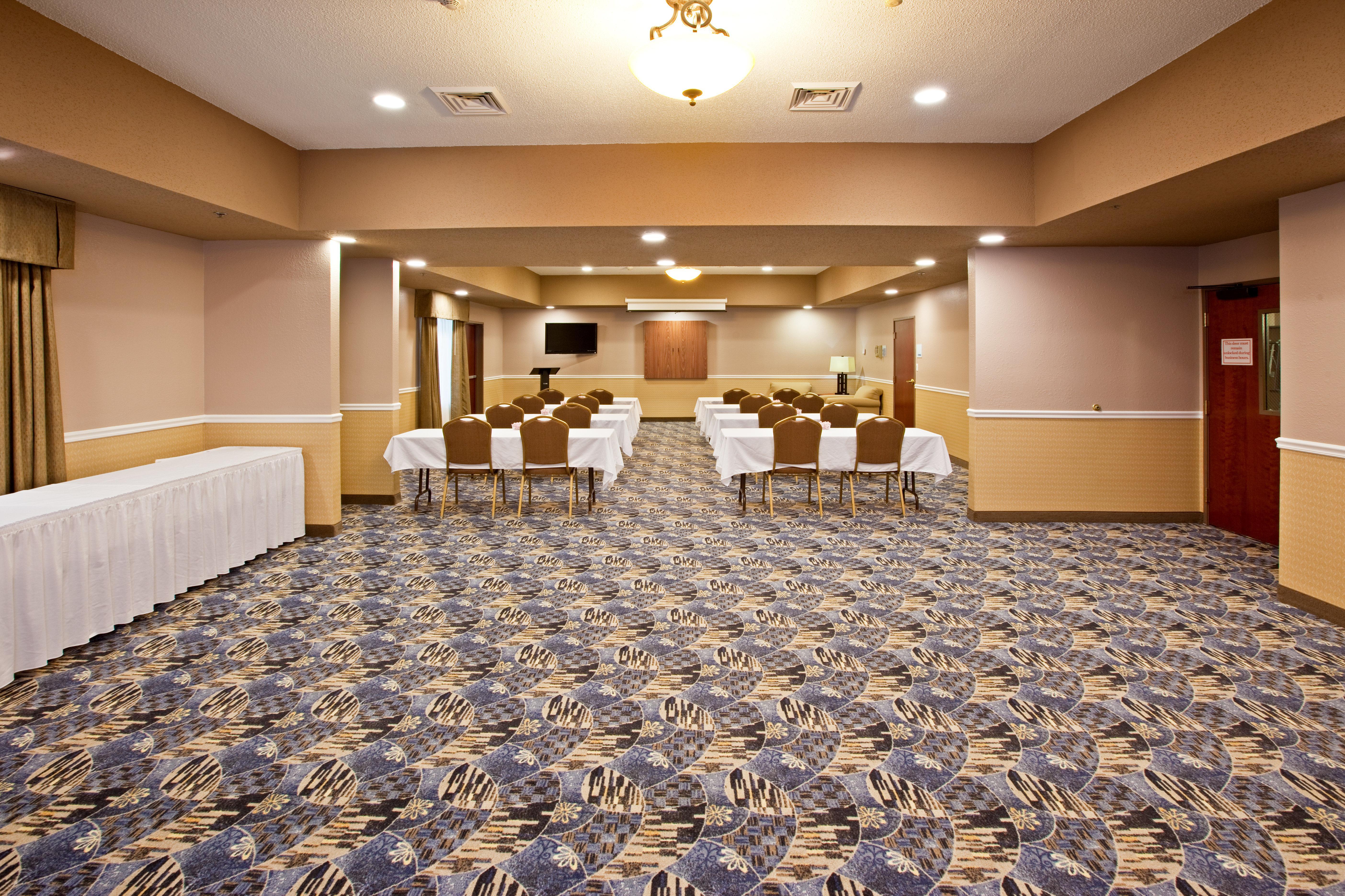 Holiday Inn Express Hotel & Suites Bedford By Ihg Bagian luar foto
