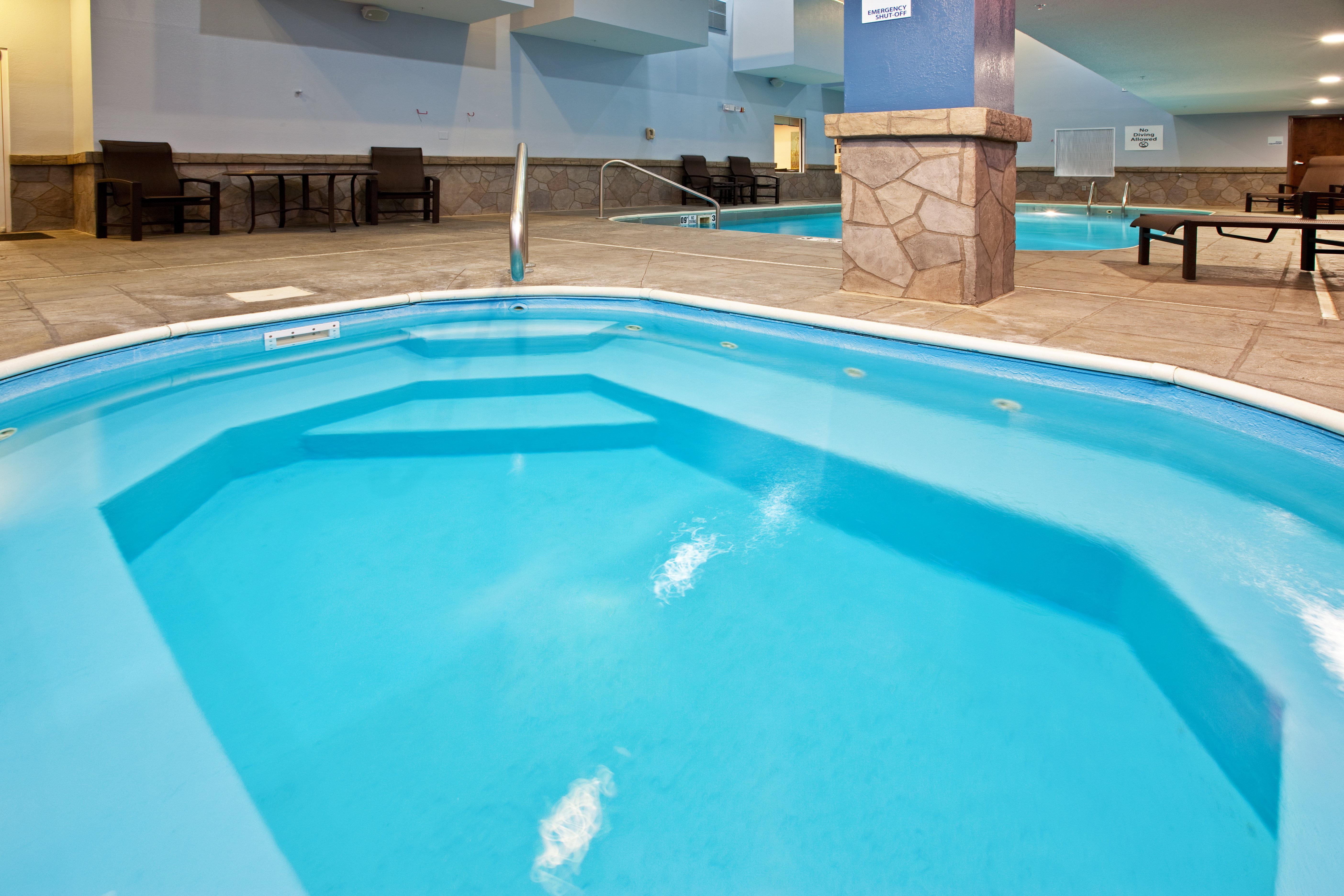 Holiday Inn Express Hotel & Suites Bedford By Ihg Bagian luar foto