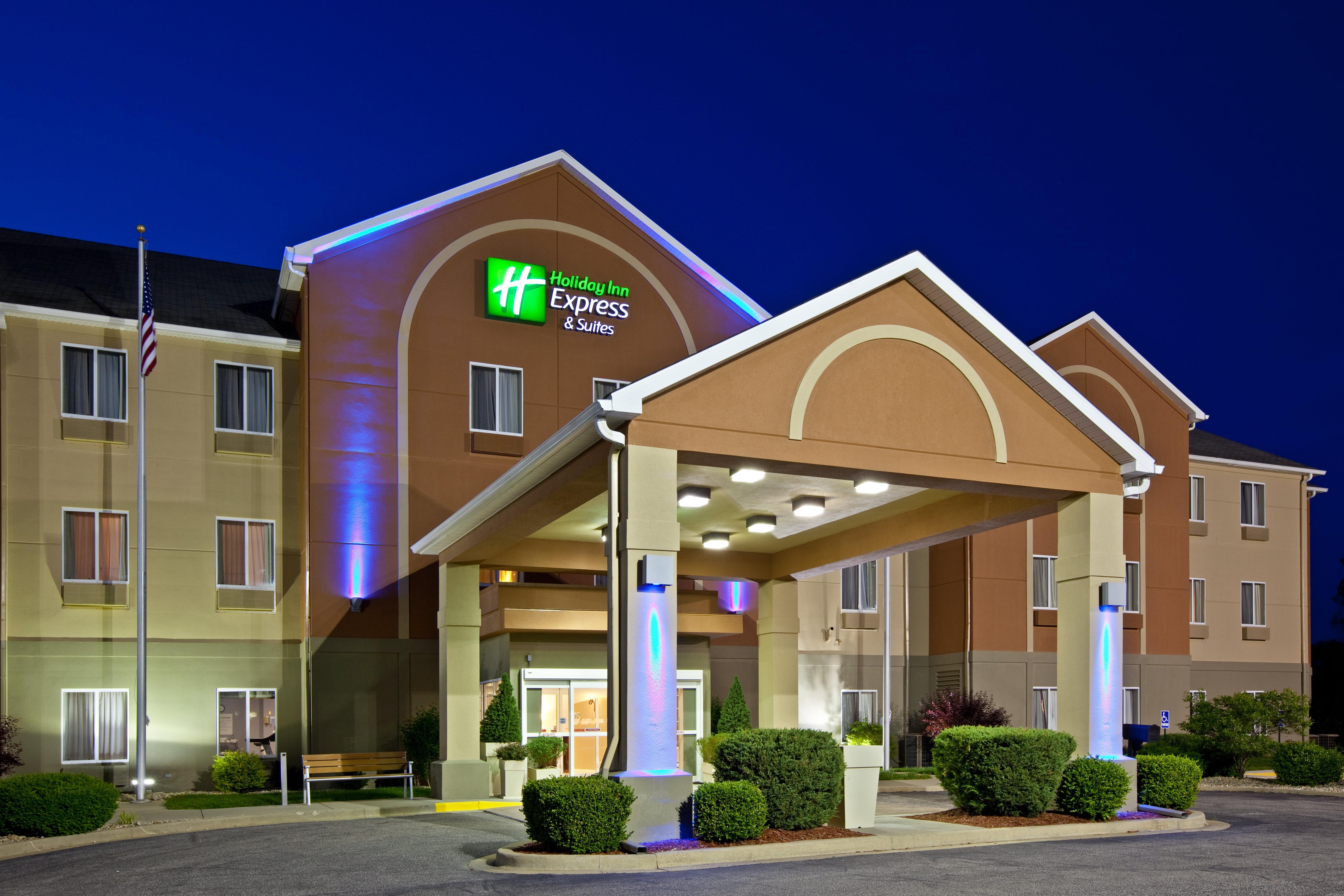 Holiday Inn Express Hotel & Suites Bedford By Ihg Bagian luar foto